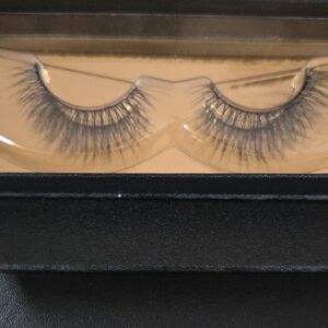 Elegant Black Volumizing Eyelashes